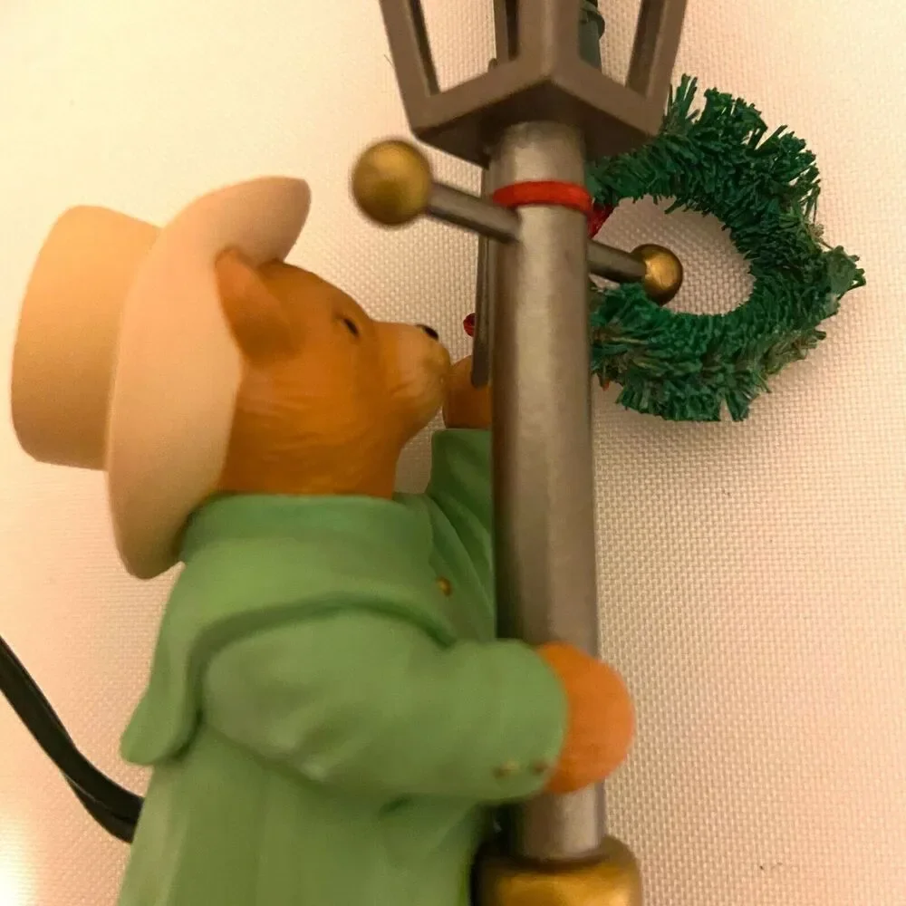 #3764 VTG Hallmark 1993 Bear with lamp post lighted  4.5